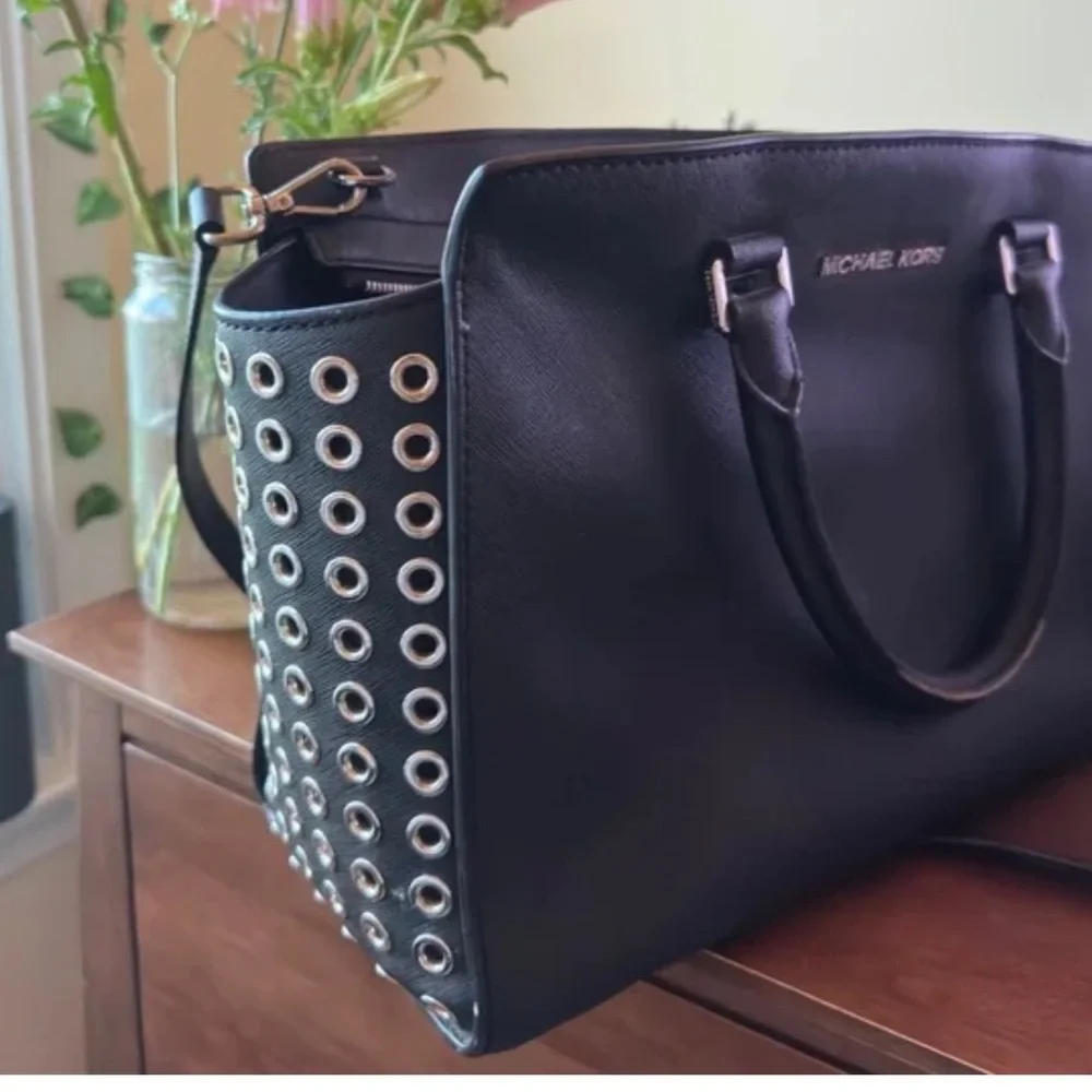 Modern Black MICHAEL Michael Kors Selma Grommet Medium shoulder, crossbody bag - Picture 3 of 16